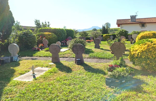 İspanya sınırına çok yakın Fransız Bask kasabası Ainhoa 'nın mezarlığının fotoğrafı.,