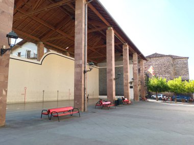 Navarrese kasabası Etxalar 'daki Bask evleri, Bask ülkesinin tipik mimarisi, çiftlik evi.,