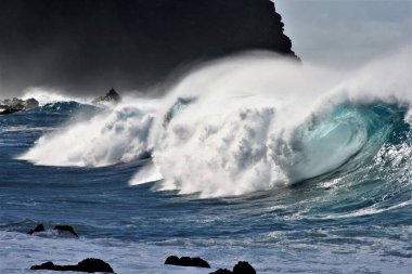 Dalgaların ve Tenerife kıyılarındaki dalgaların fotoğrafları.,