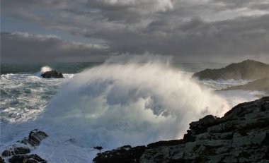 Sahilde dev dalgalar kopuyor, Cape A Frouxeira, A Coruna, Galicia, İspanya, geçici deniz kıyıları, fırtına denizler, kayalıklar, köpük, okyanus, bulutlar,