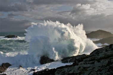 Sahilde dev dalgalar kopuyor, Cape A Frouxeira, A Coruna, Galicia, İspanya, geçici deniz kıyıları, fırtına denizler, kayalıklar, köpük, okyanus, bulutlar,