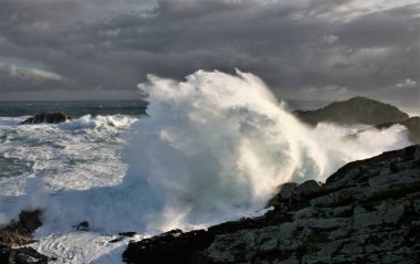Sahilde dev dalgalar kopuyor, Cape A Frouxeira, A Coruna, Galicia, İspanya, geçici deniz kıyıları, fırtına denizler, kayalıklar, köpük, okyanus, bulutlar,