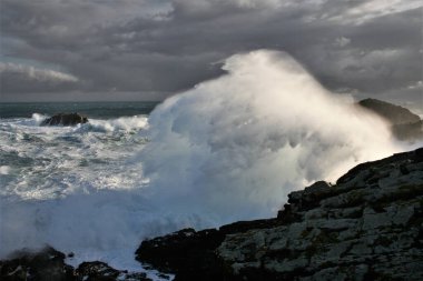 Sahilde dev dalgalar kopuyor, Cape A Frouxeira, A Coruna, Galicia, İspanya, geçici deniz kıyıları, fırtına denizler, kayalıklar, köpük, okyanus, bulutlar,