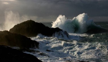 Sahilde dev dalgalar kopuyor, Cape A Frouxeira, A Coruna, Galicia, İspanya, geçici deniz kıyıları, fırtına denizler, kayalıklar, köpük, okyanus, bulutlar,