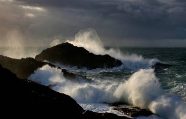 Sahilde dev dalgalar kopuyor, Cape A Frouxeira, A Coruna, Galicia, İspanya, geçici deniz kıyıları, fırtına denizler, kayalıklar, köpük, okyanus, bulutlar,