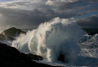 Sahilde dev dalgalar kopuyor, Cape A Frouxeira, A Coruna, Galicia, İspanya, geçici deniz kıyıları, fırtına denizler, kayalıklar, köpük, okyanus, bulutlar,