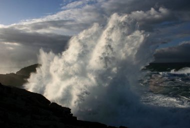 Sahilde dev dalgalar kopuyor, Cape A Frouxeira, A Coruna, Galicia, İspanya, geçici deniz kıyıları, fırtına denizler, kayalıklar, köpük, okyanus, bulutlar,
