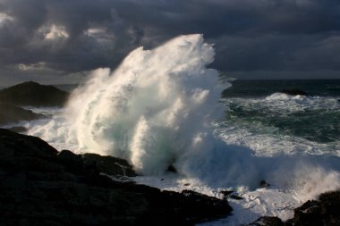 Sahilde dev dalgalar kopuyor, Cape A Frouxeira, A Coruna, Galicia, İspanya, geçici deniz kıyıları, fırtına denizler, kayalıklar, köpük, okyanus, bulutlar,