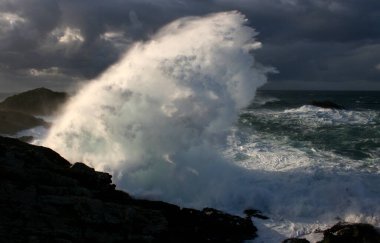 Sahilde dev dalgalar kopuyor, Cape A Frouxeira, A Coruna, Galicia, İspanya, geçici deniz kıyıları, fırtına denizler, kayalıklar, köpük, okyanus, bulutlar,