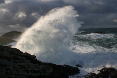 Sahilde dev dalgalar kopuyor, Cape A Frouxeira, A Coruna, Galicia, İspanya, geçici deniz kıyıları, fırtına denizler, kayalıklar, köpük, okyanus, bulutlar,