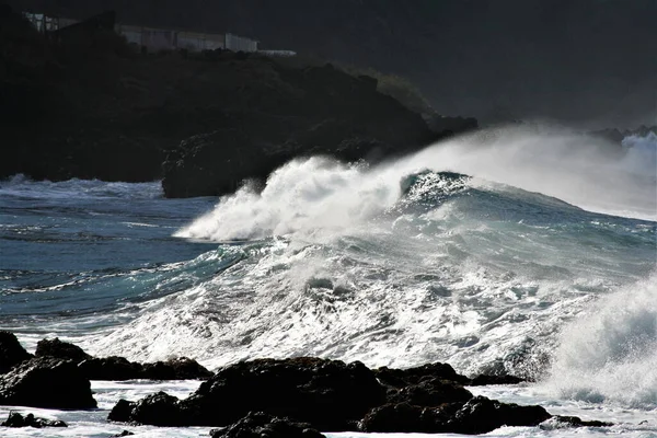 Fényképek Hullámok Hullámtörő Tenger Partján Tenerife — Stock Fotó