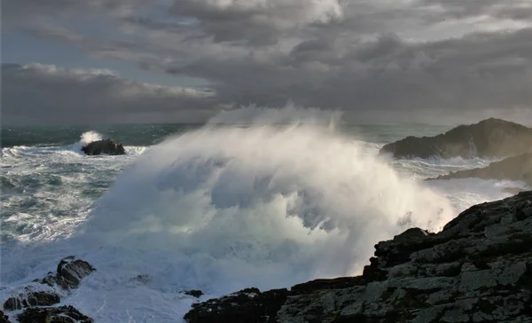 Τεράστια Κύματα Που Σκάνε Στην Ακτή Ακρωτήριο Φρουξέιρα Κορώνα Γαλικία — Φωτογραφία Αρχείου