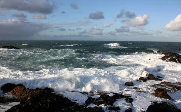 해안에서 부서지는 해변에서 부서지는 Frouxeira Coruna Galicia Spain 임시해 바다에서의 — 스톡 사진