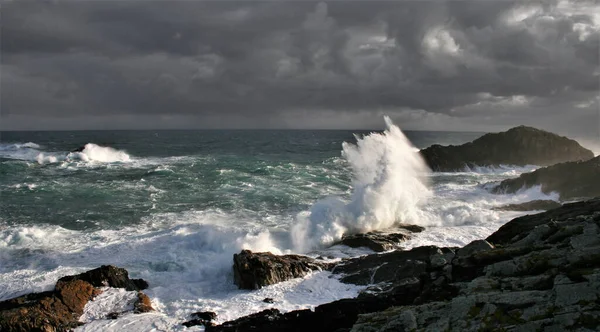 海岸に打ち寄せる巨大な波 フルーシーラ岬 コルナ ガリシア スペイン 一時的な海の海岸 海の嵐 — ストック写真
