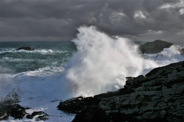 Stora Vågor Bryter Stranden Udde Frouxeira Coruna Galicien Spanien Tillfällig — Stockfoto