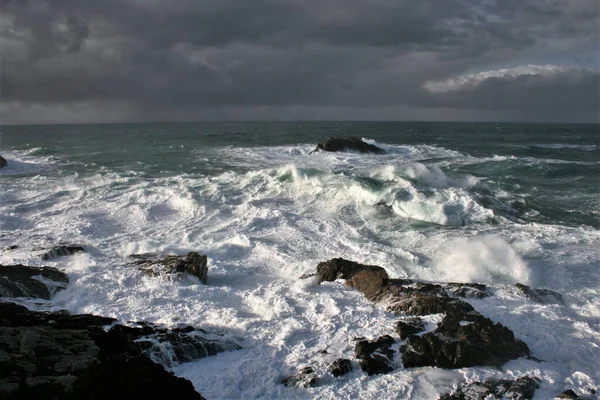 해안에서 부서지는 해변에서 부서지는 Frouxeira Coruna Galicia Spain 임시해 바다에서의 — 스톡 사진