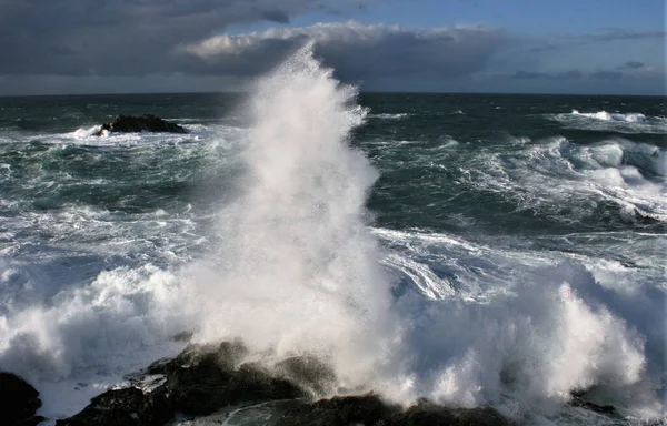 Óriási Hullámok Törnek Parton Cape Frouxeira Coruna Galícia Spanyolország Ideiglenes — Stock Fotó