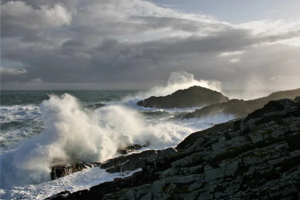 Riesige Wellen Brechen Ufer Kap Frouxeira Coruna Galicien Spanien Temporäre — Stockfoto
