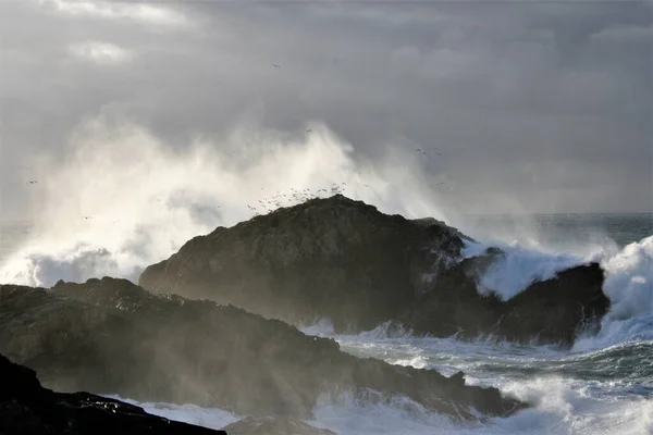 Τεράστια Κύματα Που Σκάνε Στην Ακτή Ακρωτήριο Φρουξέιρα Κορώνα Γαλικία — Φωτογραφία Αρχείου