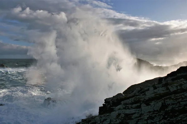 Giant Waves Breaking Shore Cape Frouxeira Coruna Galicia Spain Temporary — Stock Photo, Image