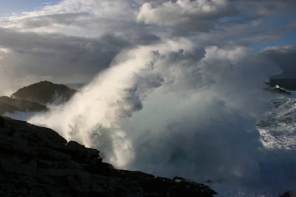 Giant Waves Breaking Shore Cape Frouxeira Coruna Galicia Spain Temporary — Stock Photo, Image