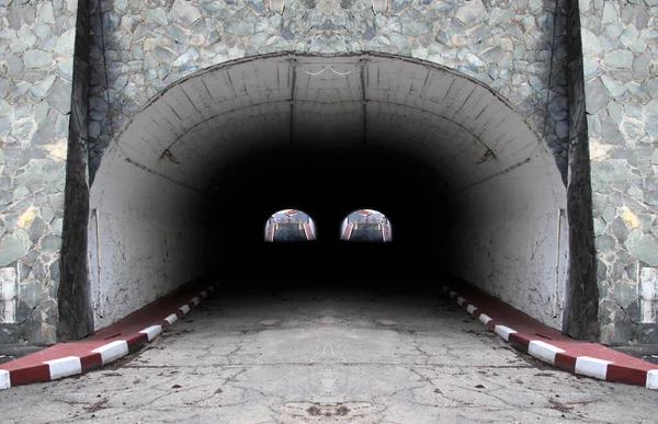 Fotografía Surrealista Túnel Con Una Entrada Dos Salidas Horizontal — Foto de Stock
