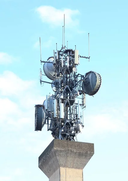 Kolonisatie Vogels Nestelen Een Set Antennes Mobiele Telefoon Repeaters — Stockfoto