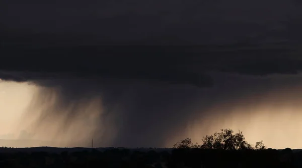 Φωτογραφία Της Καταιγίδας Σύννεφα Βροχή Απαλλαγή Γίνεται Τηλεφακό — Φωτογραφία Αρχείου