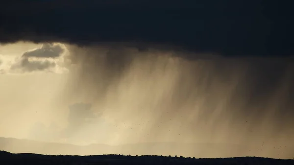Fotografia Nuvens Tempestade Descarga Chuva Feita Com Lente Telefoto — Fotografia de Stock
