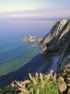 İspanya, Asturias 'ın Cape Busto deniz feneri çevresindeki manzarasının tanıtım fotoğrafları.