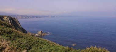 İspanya, Asturias 'ın Cape Busto deniz feneri çevresindeki manzarasının tanıtım fotoğrafları.