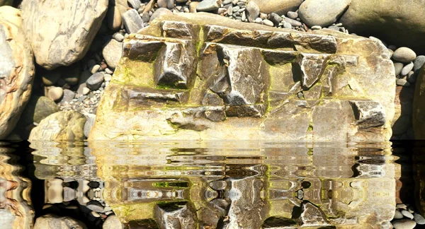 Fotografia Abstrata Rocha Singular Afundando Água Emulando Atlântida — Fotografia de Stock