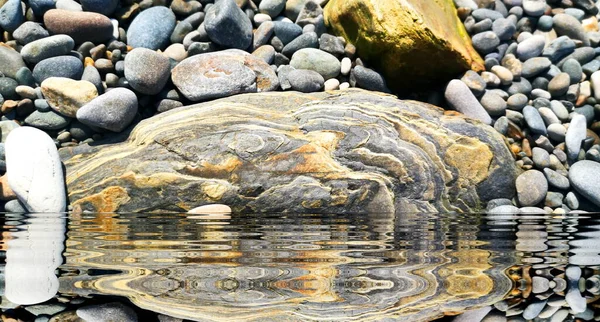奇异岩石沉入水中的抽象照片 模仿亚特兰蒂斯 — 图库照片