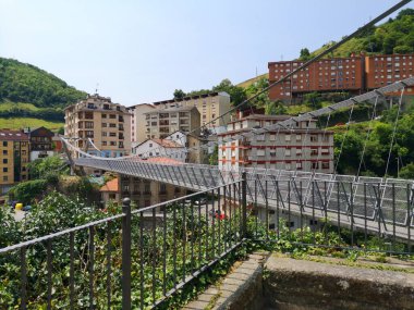 İspanya 'nın Asturias kentindeki Cangas de Narcea kasabasındaki kentsel metalik asma köprüsünün görüntüsü