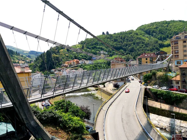 Vista Ponte Suspensa Metálica Urbana Cidade Cangas Narcea Astúrias Espanha — Fotografia de Stock
