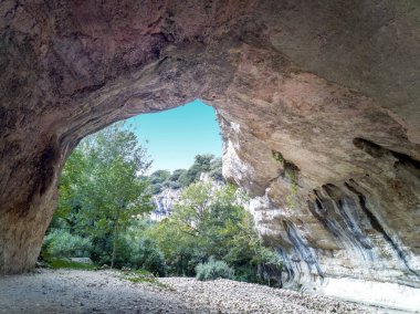 Puentedey kasabası Merindad de Valdeporres, İspanya 'nın Burgos kentinin bulunduğu dağın kayasını geçen Nela nehri kıyısında yapılan nehir köprüsü.