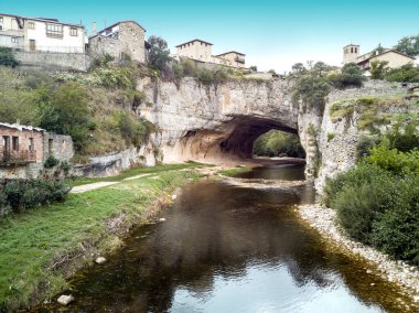 Puentedey kasabası Merindad de Valdeporres, İspanya 'nın Burgos kentinin bulunduğu dağın kayasını geçen Nela nehri kıyısında yapılan nehir köprüsü.