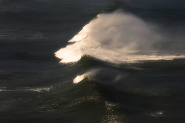 Волна Заката Разбивающая Волну Гривой Пены Ветром Диффузный Фильтр Концептуальная — стоковое фото