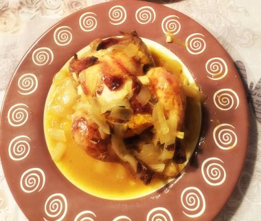 Baharatlı tavuklu bir tabağın fotoğrafı spiralli bir tabak, difüzör filtresi.,