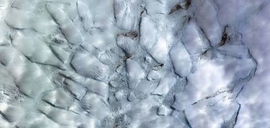 Kırık bir kalp gibi, yeryüzünün donmuş bölgelerinin fotoğrafları, soyut doğalcılık..