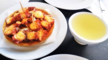 Galiçya tarzı ahtapot ve bir fincan Ribeiro, Galiçya, İspanya 'dan tipik yiyecek.,