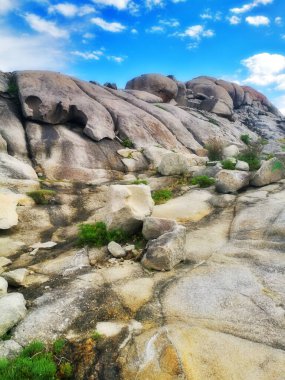 Kağıt uçurumları, Lugo, Galiçya 'nın bilinmeyen uçurumları, İspanya' nın gizli uçurumları, keşfedilecek farklı kayalar, garip granit formları olan taşlar, kağıt gibi taşlar, tehlikeli uçurumlar, difüzör filtresi.,