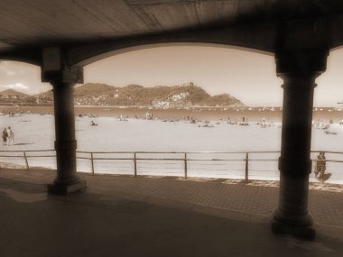 La Concha plajı, San Sebastian, İspanya, sepia renginde fotoğraf çektirip antik çağa ait hisler veriyordu.,