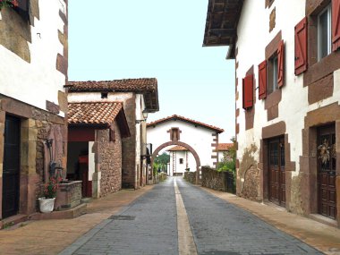 Amaiur, Maya köyüne giriş ve çıkış kemeri, tipik Bask evleri ile, bunlardan biri kapıda eguzkilore ile,