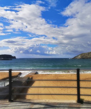 Gorliz sahilinin dikey fotoğrafı, Vizcaya, Euskadi, İspanya,