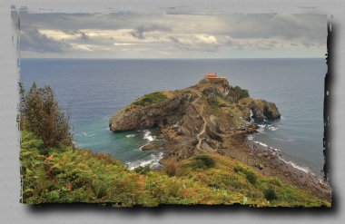 Game of Thrones serisiyle ünlü bir dağ olan San Juan de Gaztelugatxe 'nin tanıtım fotoğrafçılığı, Euskadi, Vizcaya' da bir turizm merkezi.,