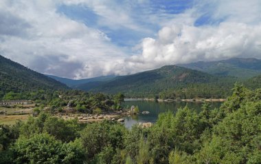 Burguillo rezervuarının yanındaki La Iruela vadisi, Avila, İspanya