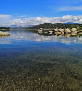 Burguillo rezervuarı, bir dinlenme ve turizm yeri, Avila, İspanya,