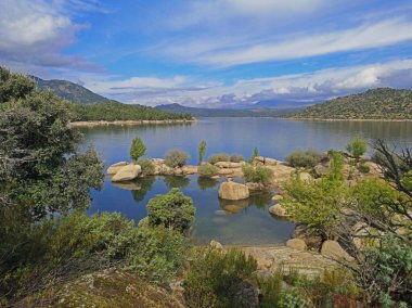 Burguillo rezervuarı, bir dinlenme ve turizm yeri, Avila, İspanya,