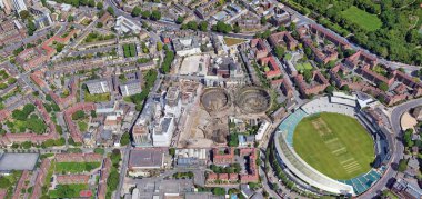 Evlerin, evlerin, spor stadyumlarının atık, çöp ve harabelerle bir arada bulunduğu Londra 'nın kenar mahalleleri üzerindeki çevresel etkinin fotoğrafı.,